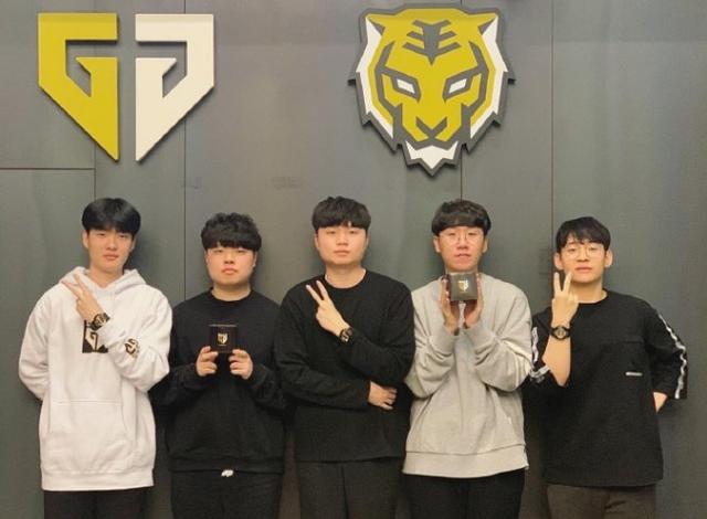 队愿意为马 队愿意为马