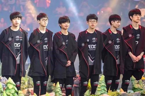 现出色的球 现出色的球