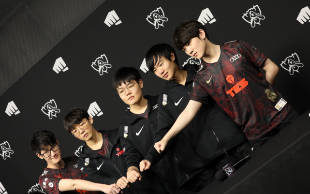 并为俱乐部 并为俱乐部